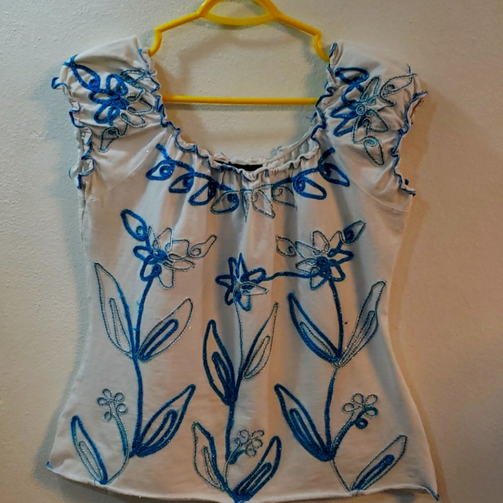 Very attractive Top in blue and white